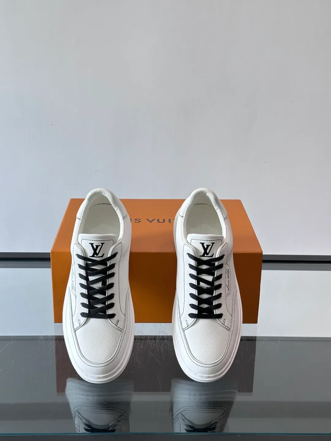 Men's men's shoes 💰p380 "＊OUIS ＊UITTO＊" casual sneakers, made of high-quality cowhide grain leather, with black laces, simple and high-end! LV Logo + classic Monogram lines on the side of the shoe, full of details✨. The rubber soles are wear-resistant and have strong traction, making them suitable for daily commuting and leisure. The shoe last fits the shape of the foot, making it comfortable to wear and not tiring after long walks. It is extremely versatile and can be easily worn with jeans or casual pants. It is a must-have item for men's fashion! 🖤 ​​size：38-44